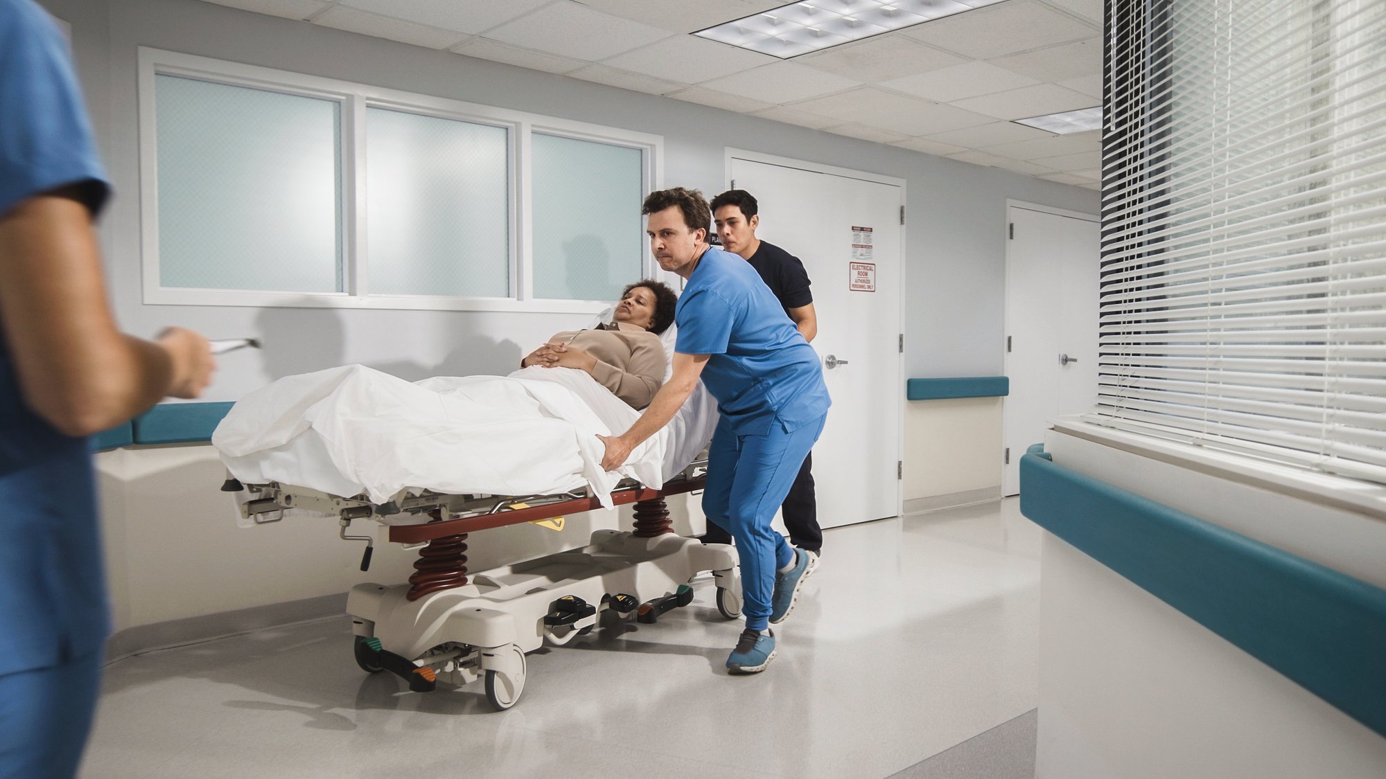 seca_XLine_Stretch_patient_nurse_hallway seca_XLine_Stretch_patient_nurse_hallway